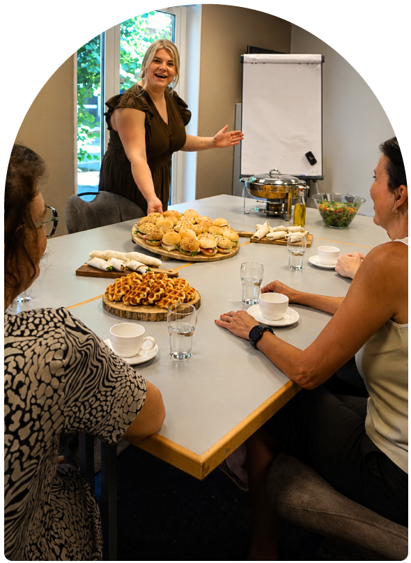 Kasia-serveert-broodjes Kasia-serveert-broodjes
